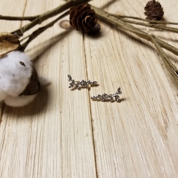 🌿🌿Gorgeous Leaf Ear Climbers in SILVER 🌿🌿 - Picture 7 of 12